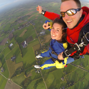 people skydiving